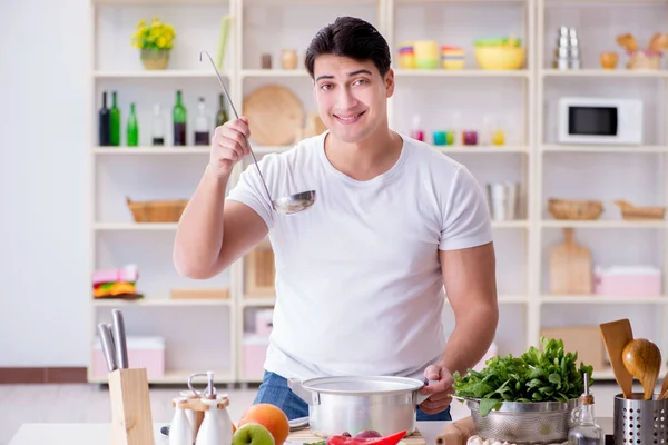 Jonge mannelijke kok werkt in de keuken — Stockfoto