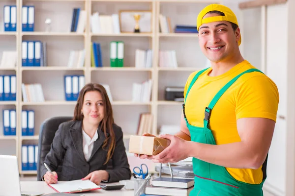 Postbode bezorgt pakketje op kantoor — Stockfoto