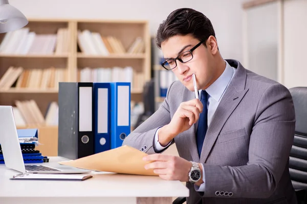 Businessman receiving letter in the office — Stock Photo, Image