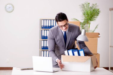 İşadamı terfi üstüne ofis taşıyor