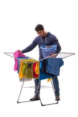 Çamaşır yıkayan koca beyaz tenli.