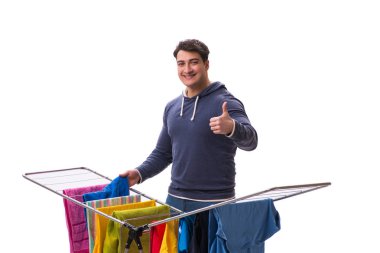 Çamaşır yıkayan koca beyaz tenli.