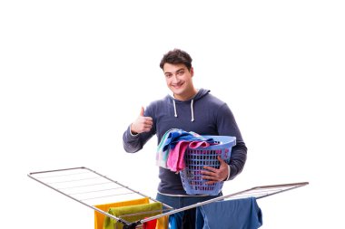 Çamaşır yıkayan koca beyaz tenli.