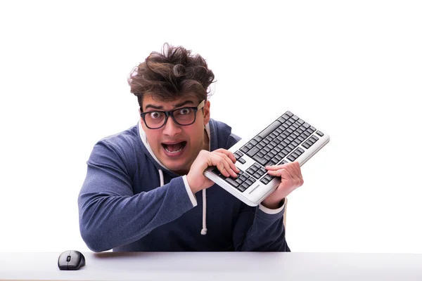 Rolig nörd man som arbetar på datorn isolerad på vit — Stockfoto