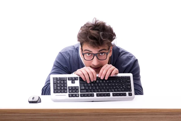 Hombre nerd divertido trabajando en el ordenador aislado en blanco — Foto de Stock