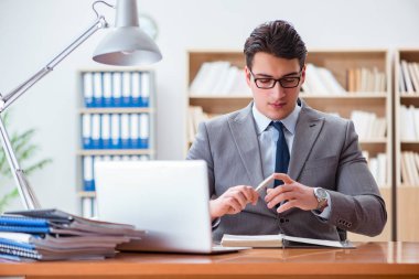 Ofiste çalışan bir işadamı.