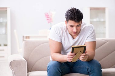 Üzgün Aziz Sevgililer Günü konsepti içinde genç bir adam