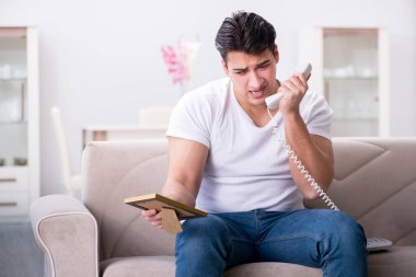 Üzgün Aziz Sevgililer Günü konsepti içinde genç bir adam