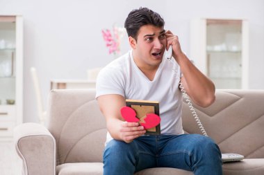 Üzgün Aziz Sevgililer Günü konsepti içinde genç bir adam