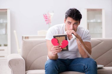 Üzgün Aziz Sevgililer Günü konsepti içinde genç bir adam