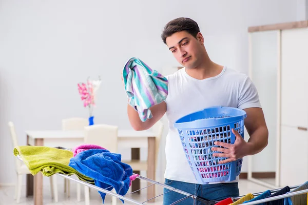 Man doing laundry at home — Stock Photo, Image