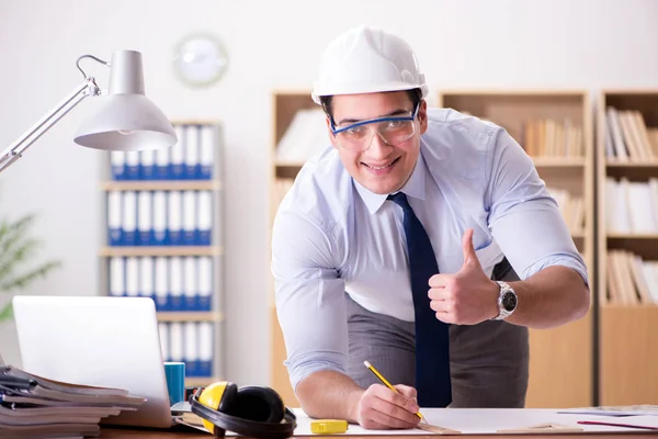 Ingenieur supervisor werkt aan tekeningen in het kantoor — Stockfoto