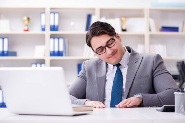 Ofiste davul çalan iş adamı