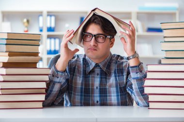 İnek öğrenci üniversite sınavlarına hazırlanıyor.