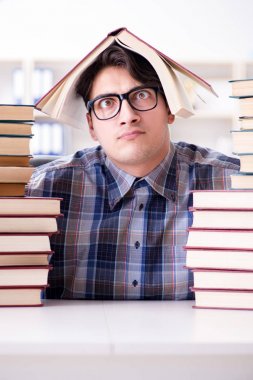 İnek öğrenci üniversite sınavlarına hazırlanıyor.