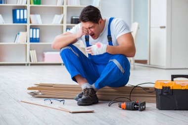 Zemin kaplamalarında çalışan genç bir işçi.