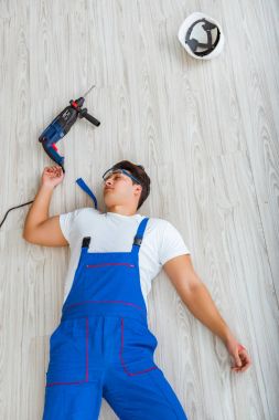 Yükseklikten düştükten sonra çalışan - güvensiz davranış