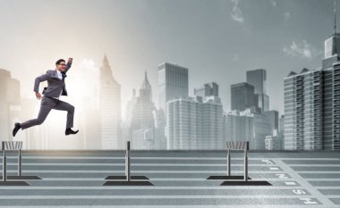 İş kavramı içinde engellerin üstünden atlayarak işadamı