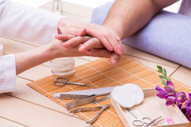 Erkekler için el manikürü konsepti