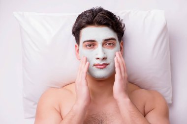 Kaplıca masaj konseptinde yakışıklı bir adam.