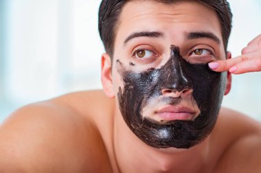 Kaplıca masaj konseptinde yakışıklı bir adam.