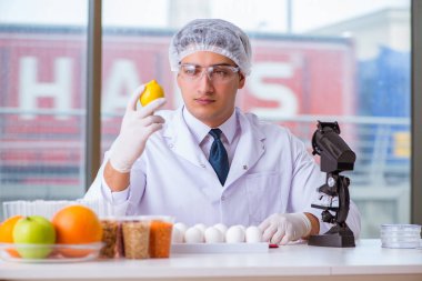 Besin uzmanı gıda ürünlerini laboratuarda test ediyor.