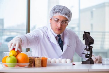 Besin uzmanı gıda ürünlerini laboratuarda test ediyor.