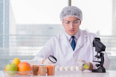 Besin uzmanı gıda ürünlerini laboratuarda test ediyor.