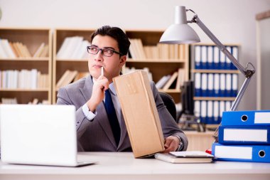 İşadamı görevinde paket alıyor