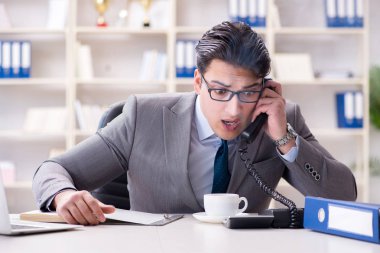 Ofisteki yangın alarmı sırasında iş adamı.