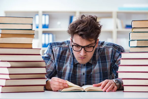 Nerd estudante engraçado se preparando para exames universitários — Fotografia de Stock