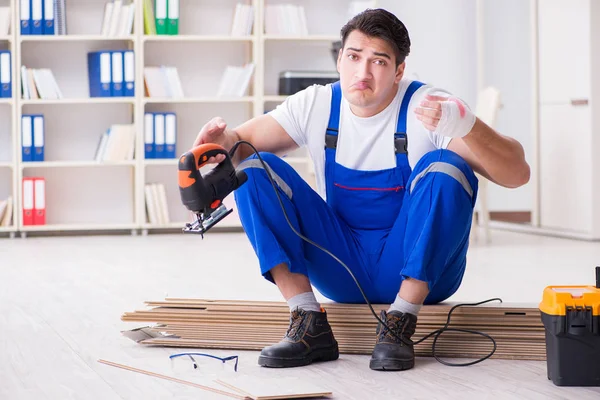 Trabajador joven que trabaja en baldosas laminadas piso —  Fotos de Stock