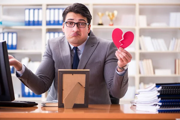 Empresario en San Valentín concepto en la oficina —  Fotos de Stock