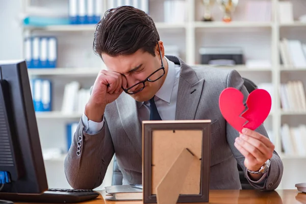 Empresario en San Valentín concepto en la oficina —  Fotos de Stock