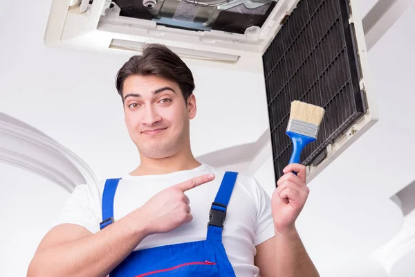 Trabalhador reparação unidade de ar condicionado teto — Fotografia de Stock