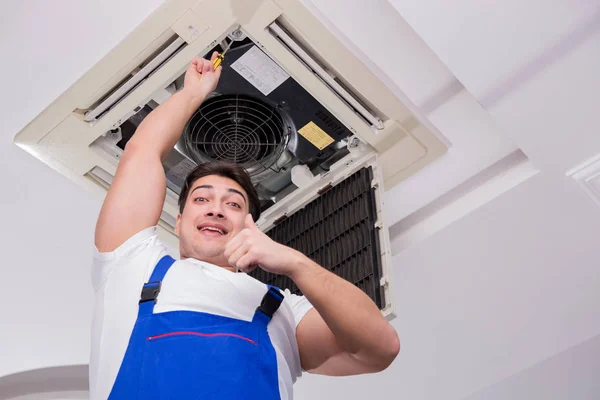 Trabalhador reparação unidade de ar condicionado teto — Fotografia de Stock