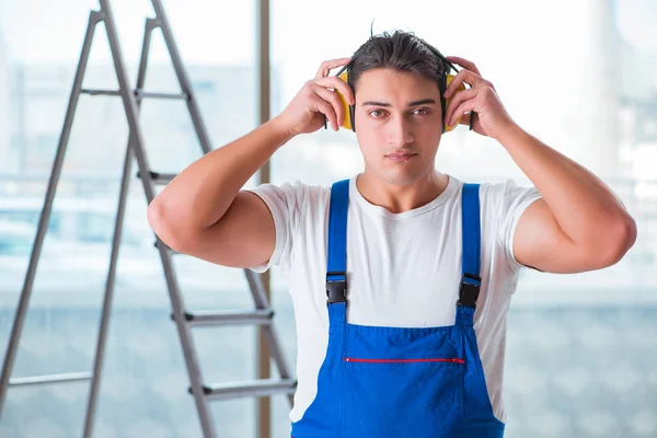 Trabalhador com fones de ouvido de cancelamento de ruído — Fotografia de Stock