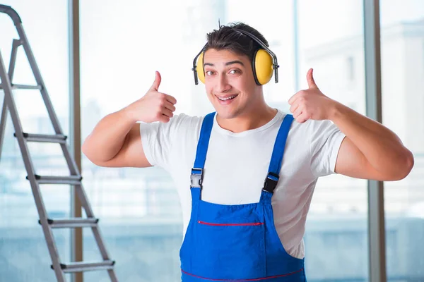 Trabajador con auriculares de cancelación de ruido —  Fotos de Stock