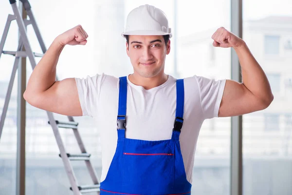 Jovem trabalhador com capacete de segurança hardhat — Fotografia de Stock