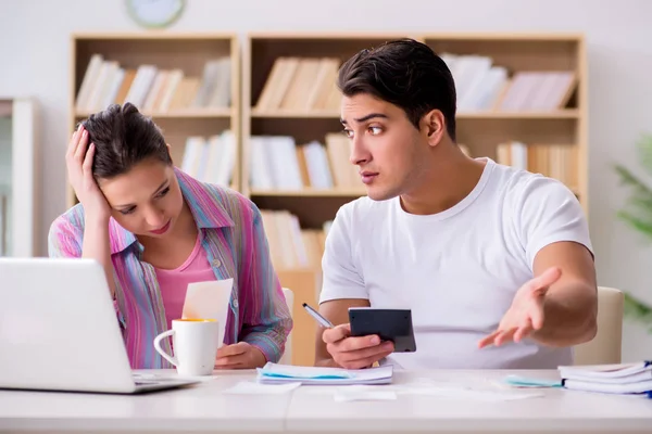 Ung familj diskuterar familjens ekonomi — Stockfoto