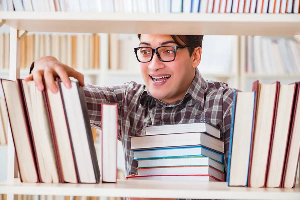 Üniversite kütüphanesinde kitap arayan genç bir öğrenci. — Stok fotoğraf