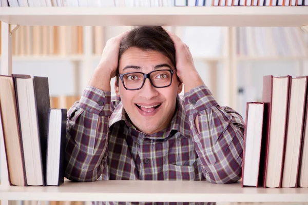 Junge Studentin sucht Bücher in College-Bibliothek — Stockfoto