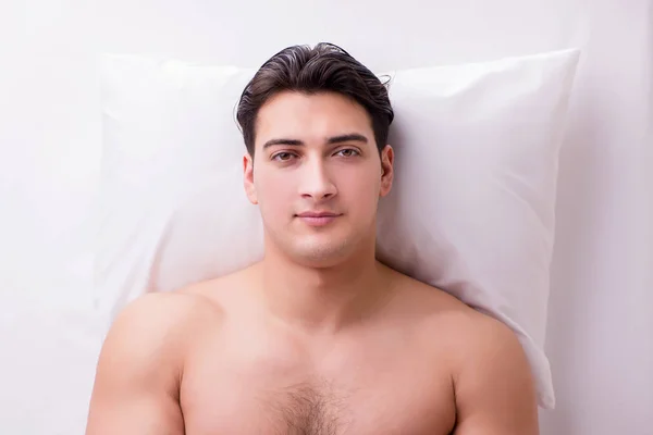 Hombre guapo en concepto de masaje spa —  Fotos de Stock