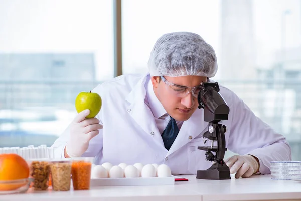 Expertos en nutrición prueban productos alimenticios en laboratorio —  Fotos de Stock