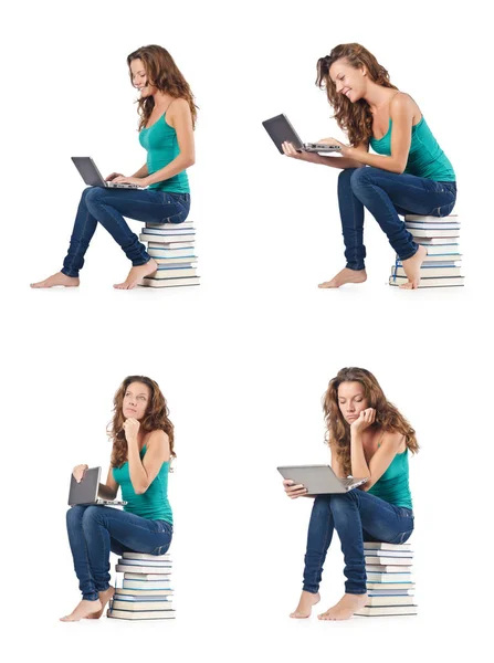 Student s netbook sedí na knihách — Stock fotografie