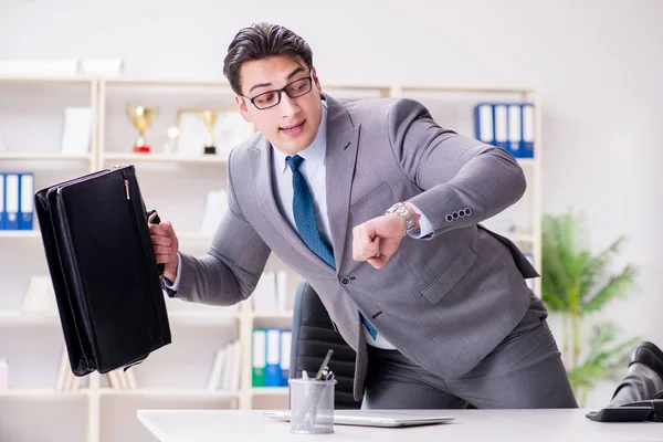 Geschäftsmann stürmt ins Büro — Stockfoto