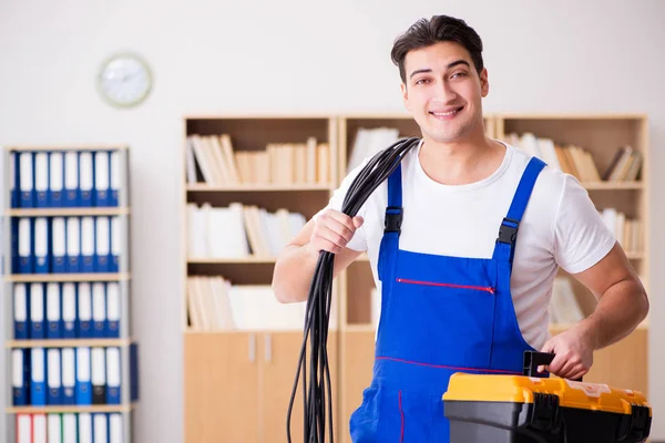 Giovane elettricista con cavo che lavora in ufficio — Foto Stock