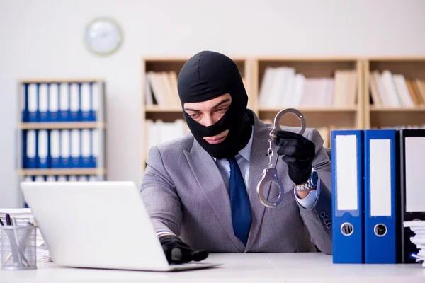 Krimineller Geschäftsmann mit Sturmhaube im Amt — Stockfoto