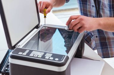 Tamirci bozuk renk yazıcısını tamir ediyor