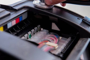 Tamirci bozuk renk yazıcısını tamir ediyor